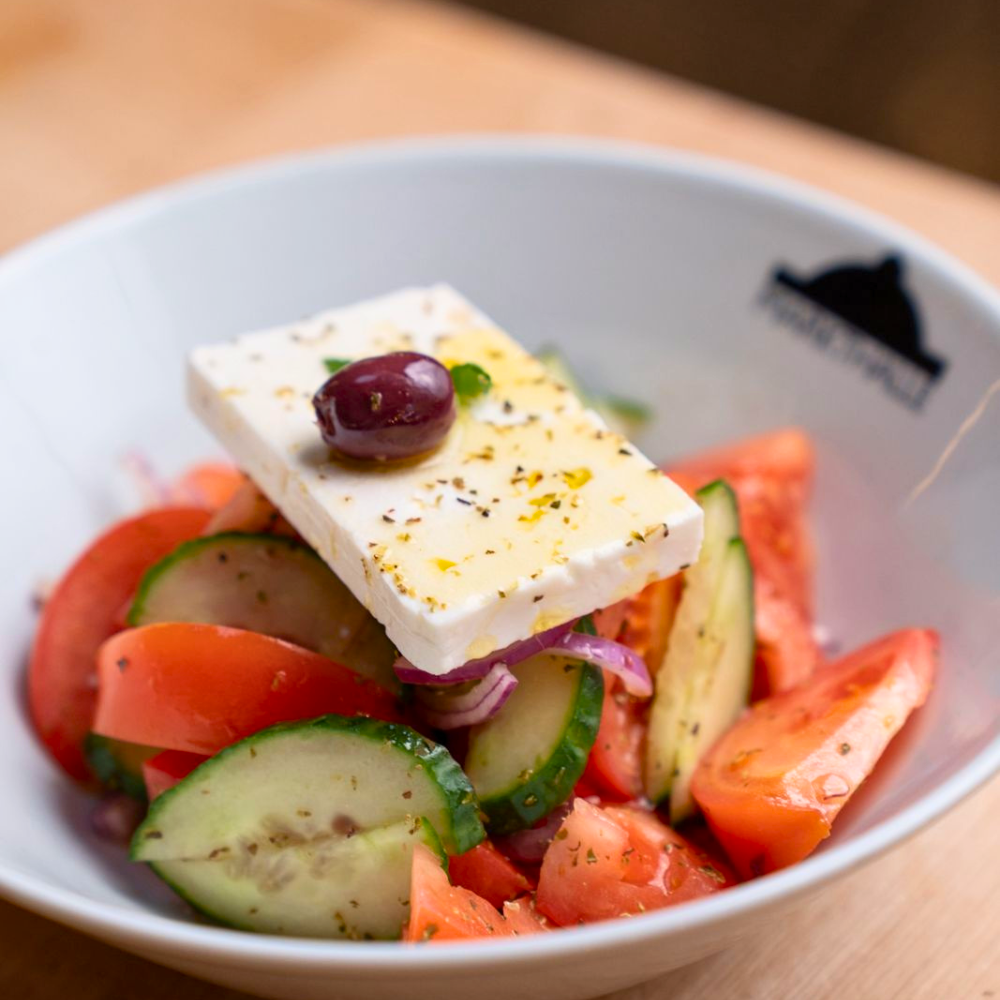 Greek Salat - Griechischer Bauernsalat mit Feta, Oliven und frischem Gemuese