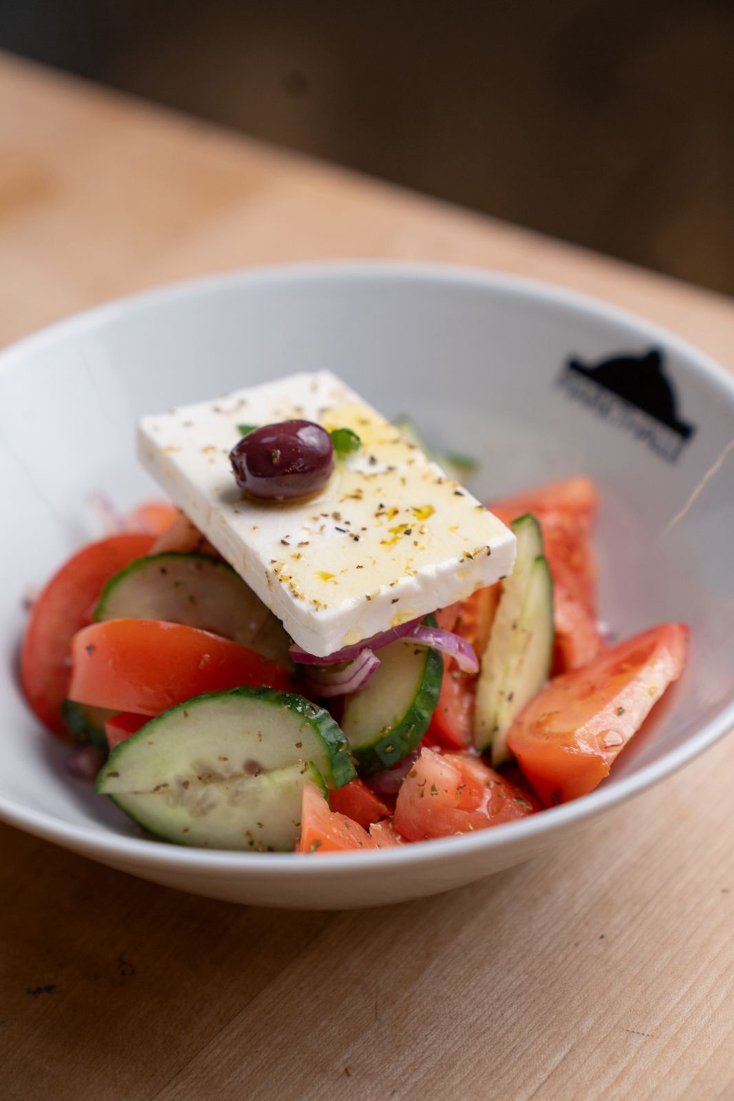 Griechischer Salat - Frischer Bauernsalat mit Feta und Oliven