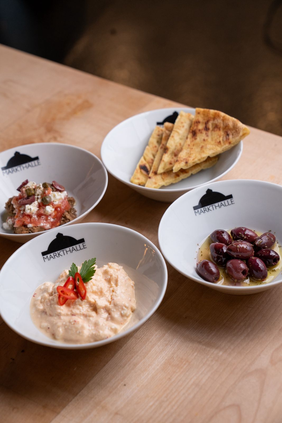 Meze Auswahl - Griechische Dips und Vorspeisen in Schaelchen