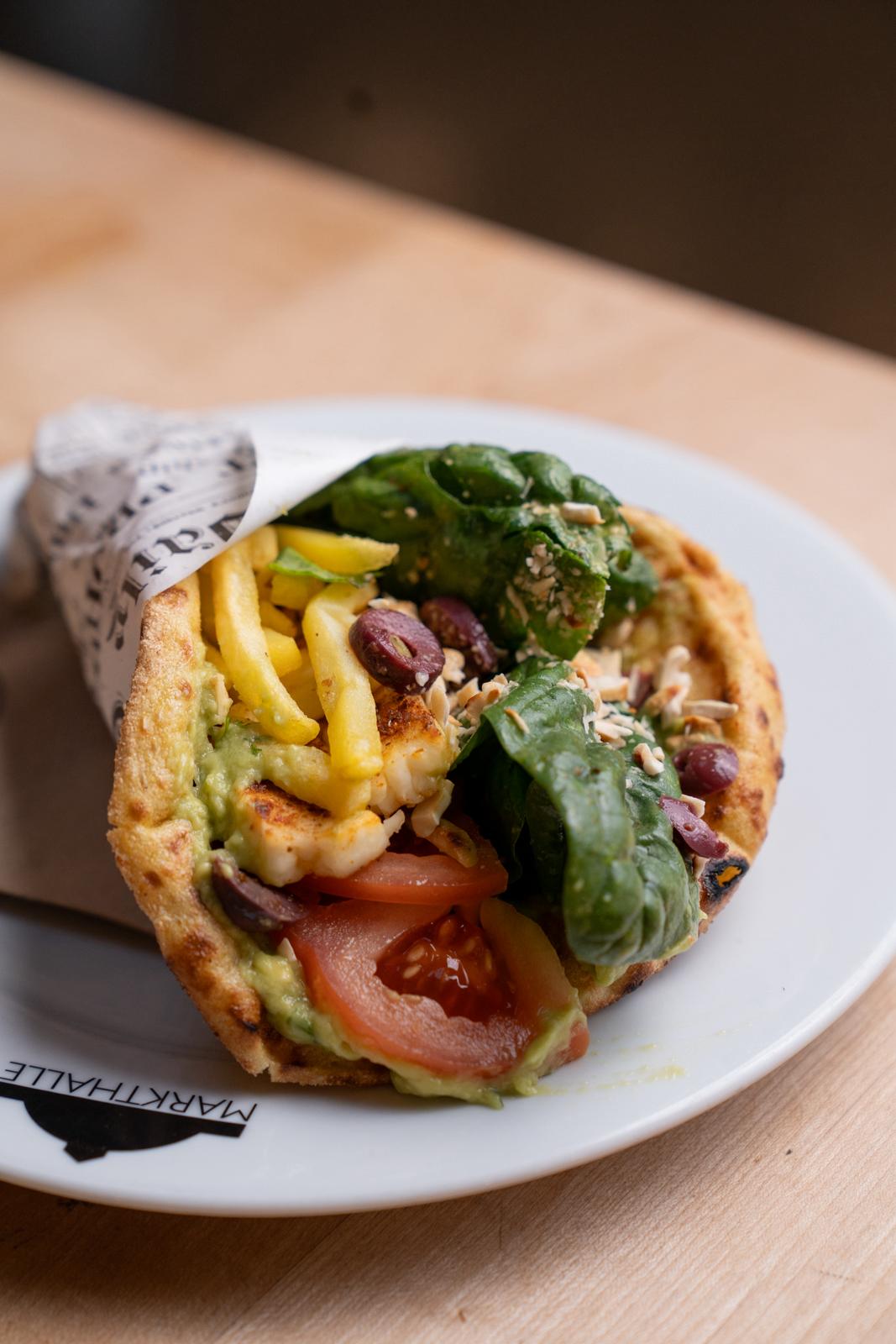 Pita Halloumi - Vegetarischer griechischer Wrap mit gegrilltem Halloumi