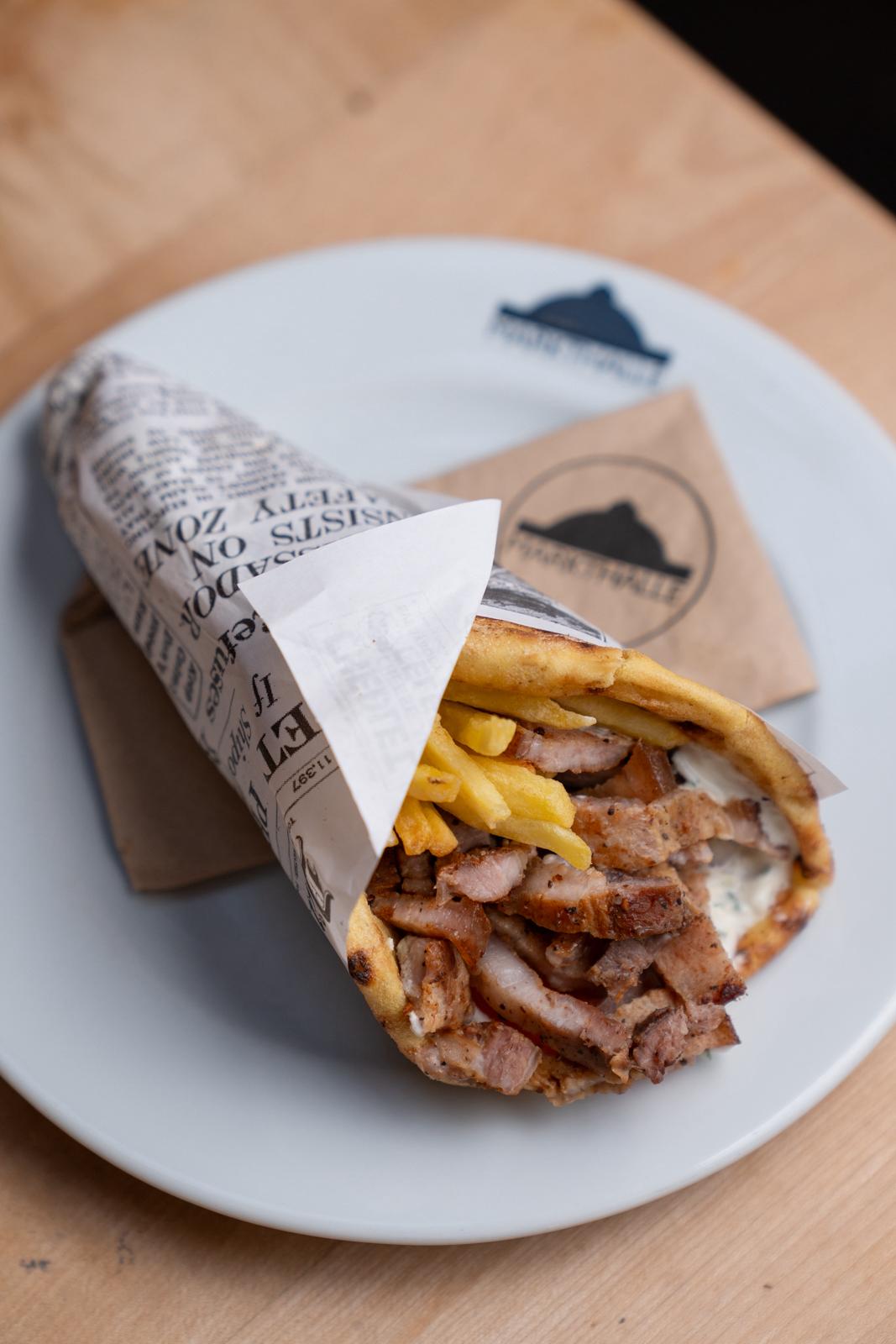 Pita Panseta - Griechischer Wrap mit Schweinebauch, Tzatziki und Pommes