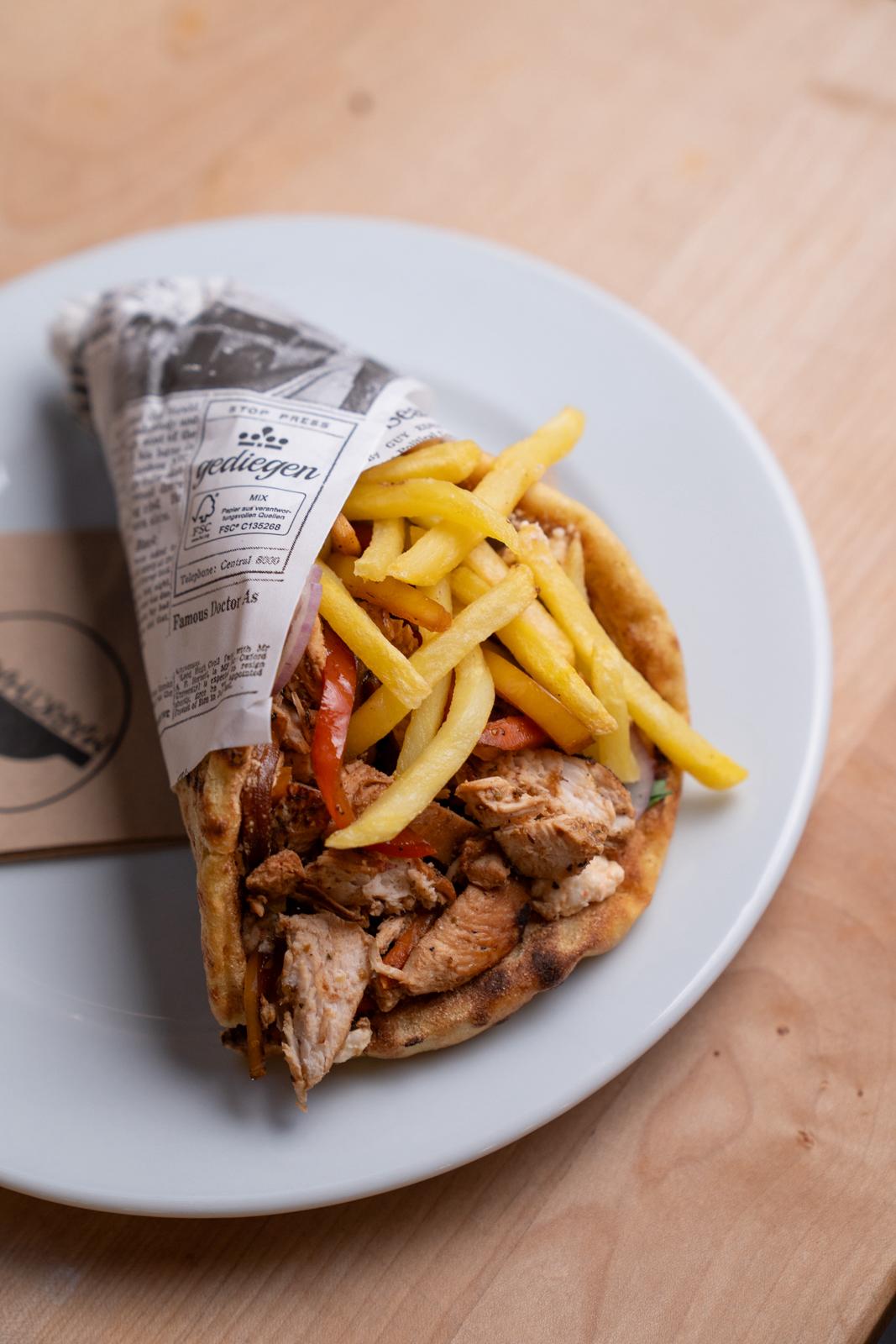 Pita Kotopoulo - Griechischer Poulet Wrap mit Tirokauteri und Gemuese