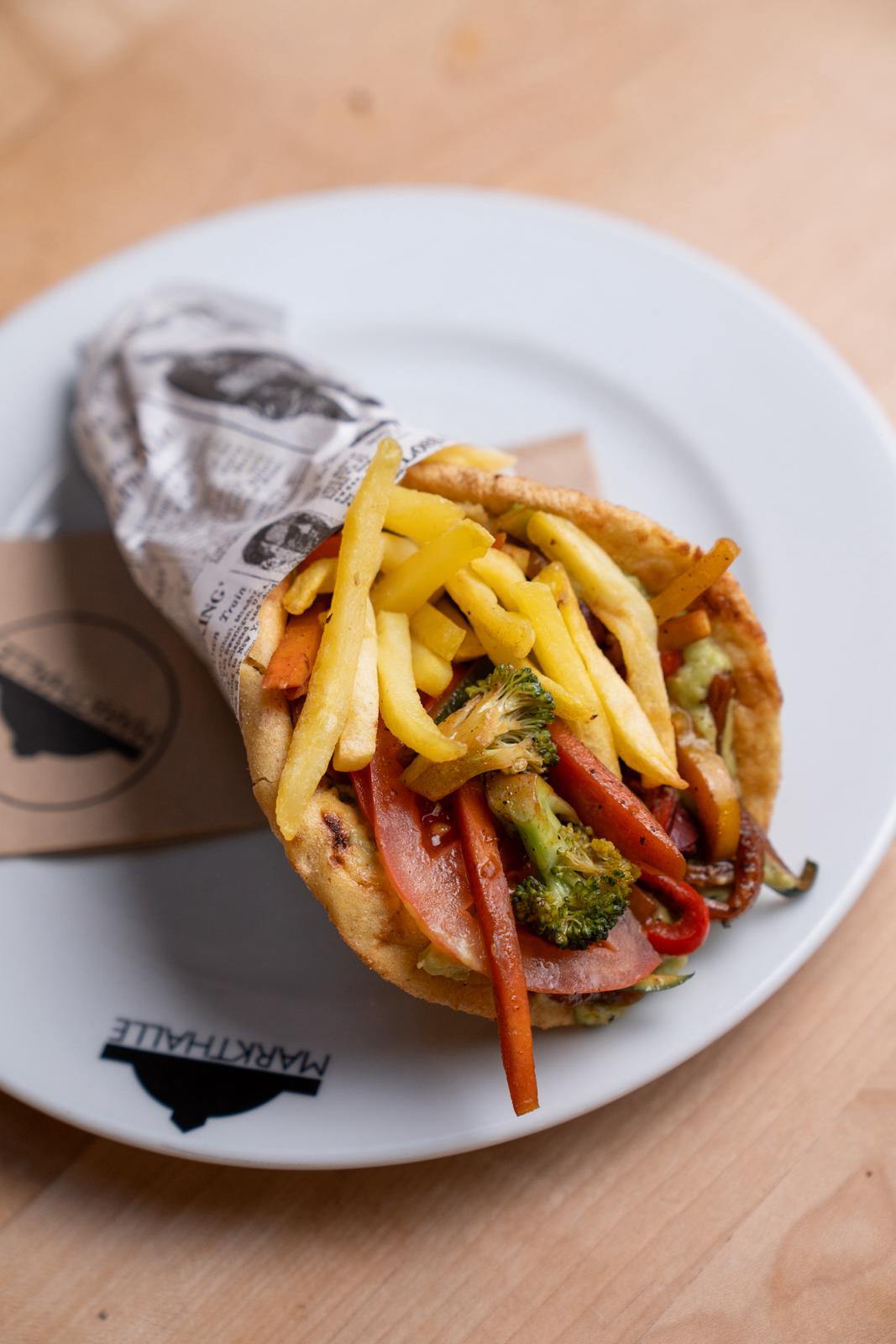 Pita Vegi - Veganer griechischer Wrap mit Pfannengemuese und Avocado Tzatziki